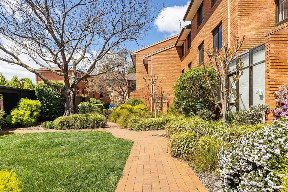 Oxley Court Serviced Apartments Canberra Eksteriør billede