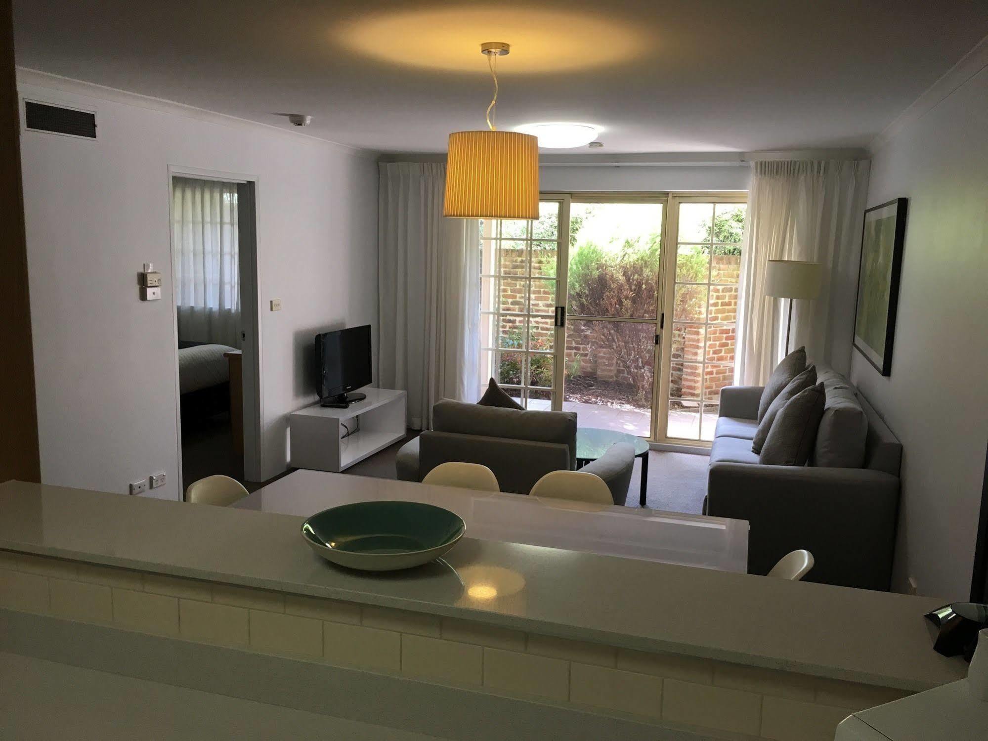 Oxley Court Serviced Apartments Canberra Eksteriør billede