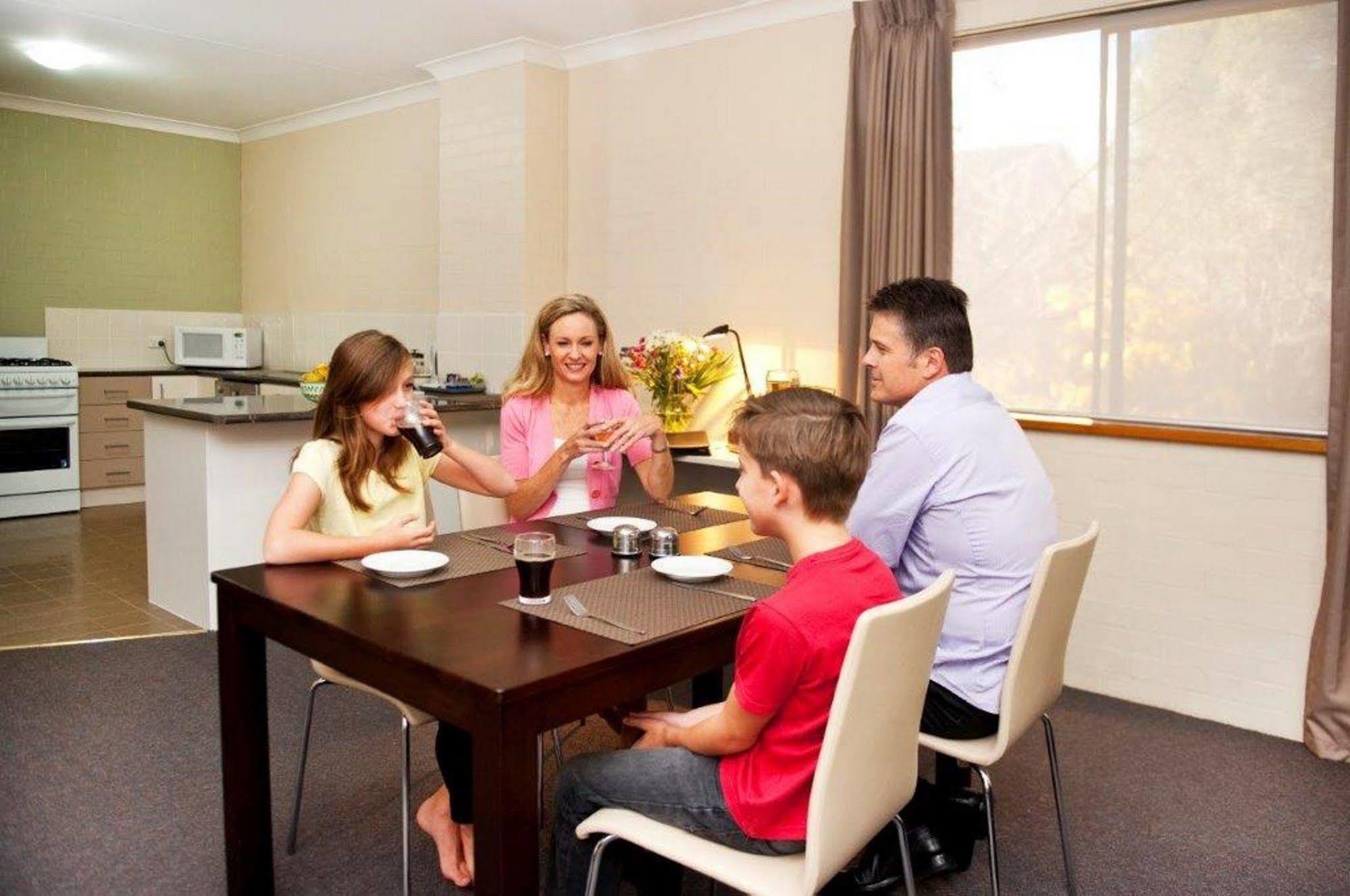 Oxley Court Serviced Apartments Canberra Eksteriør billede